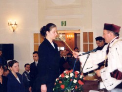 Immatrykulacja studentów w Wyższej Szkole HUmanistyczno Ekonomicznej  w piątym roku rektorowania, rok 2000.